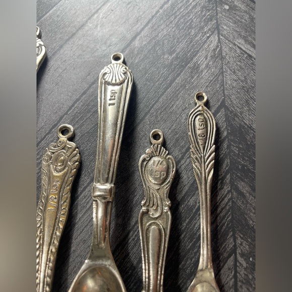 Country Kitchen ANTHROPOLOGIE 5 Piece Measuring Spoon Set on Safety Pin Holder - Picture 6 of 11